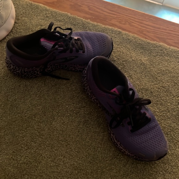Brooks Dual-Tone Running Shoes in Light Blue and Dark Purple size 5.5 women’s - Picture 4 of 5